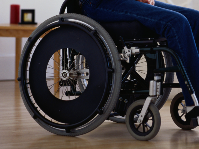 بالفيديو – بعد غياب.. فنانة خليجية تظهر مجدداً على كرسي متحرك