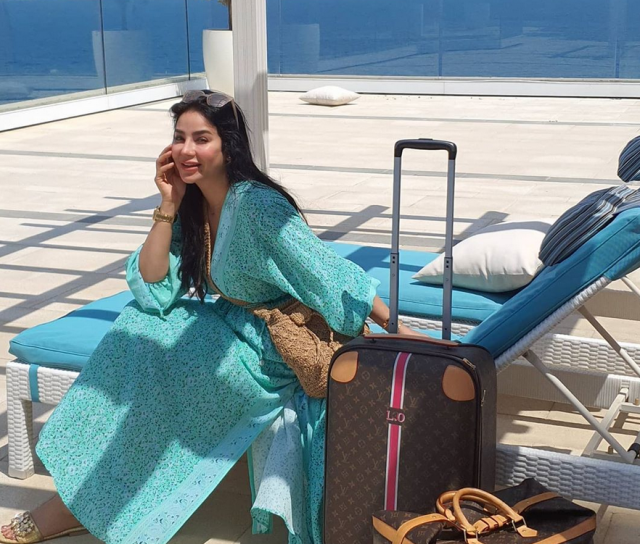 4 قواعد أساسية لتبقي أنيقة في أيام الحر مثل لجين عمران