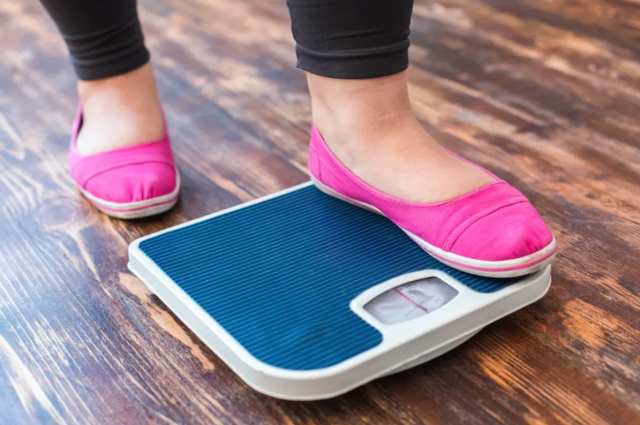 بالفيديو - فنانة خليجية تكشف اكتسابها 30 كيلوغراماً وهكذا خسرتها