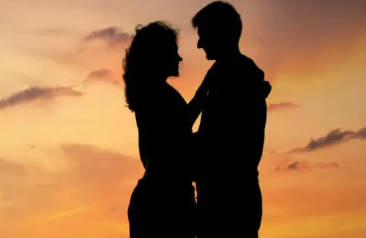 بالفيديو -  إعلامية مصرية تقع في ورطة مع الجمهور بسبب تقبيل زوجها تحت الماء