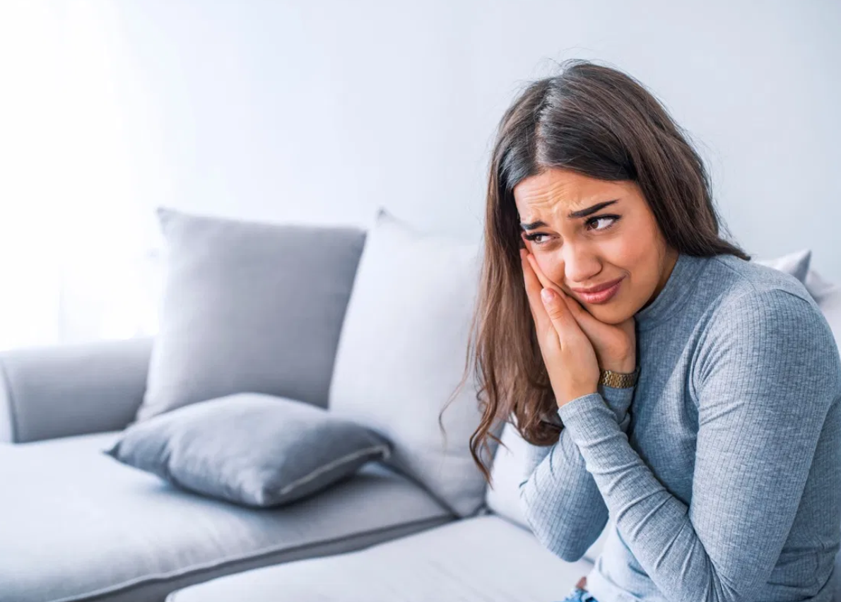 ألم اللثة... هكذا تتخلصين منه في دقائق في المنزل