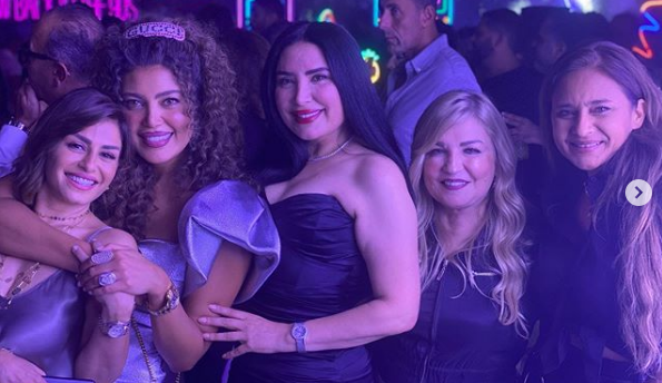 بالصور - النجوم يحتفلون بعيد ميلاد ريهام حجاج في حفل مستوحى من التسعينيات