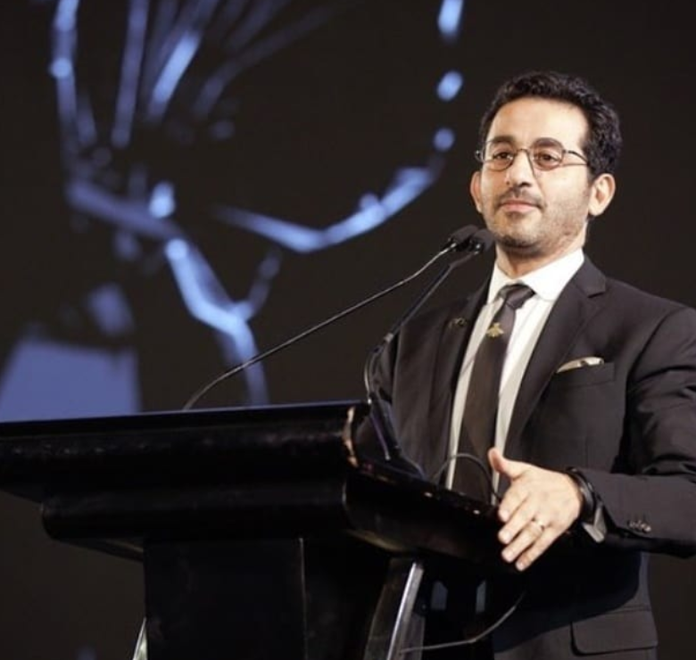 في صورة قديمة مع والديه... هكذا كان أحمد حلمي في أشهر عمره الأولى