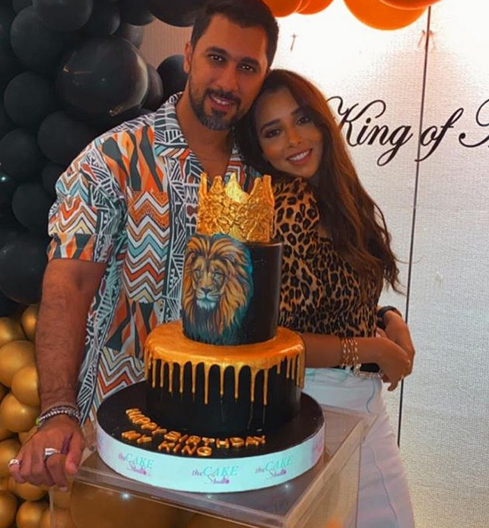 بالصورة – لياقة زوج بلقيس وعضلاته تسرق الأضواء منها