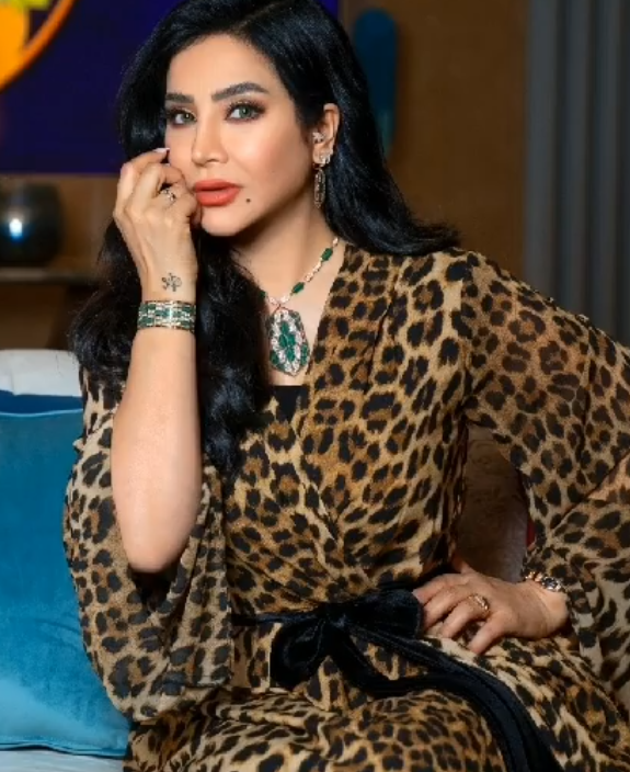 بالصورة – إعجاب بجمبسوت يظهر نحافة خصر لجين عمران وقوامها الرشيق