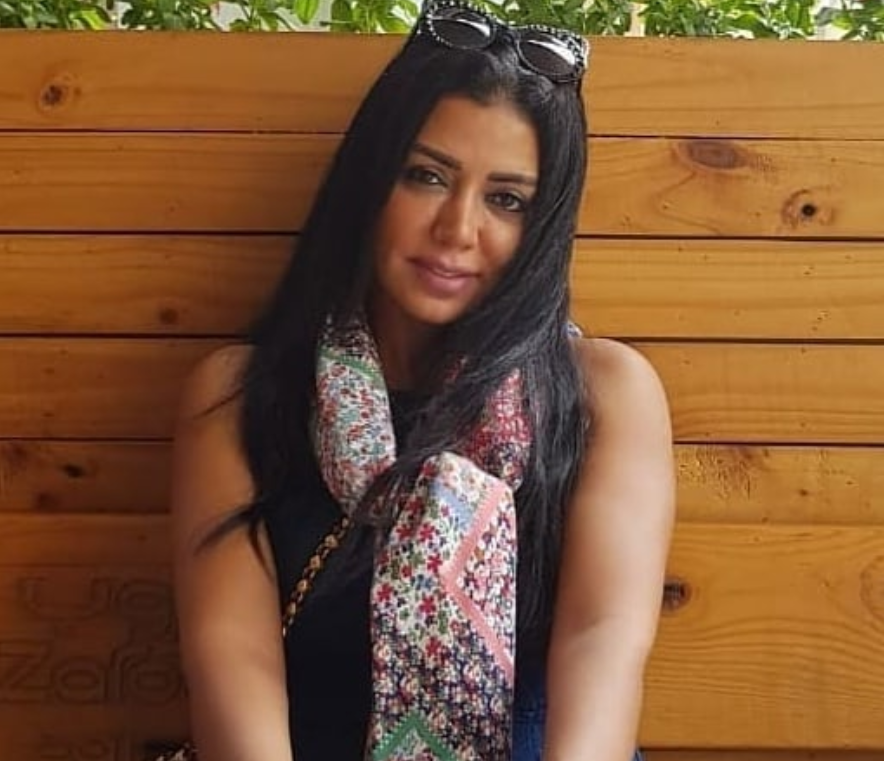 بالفيديو - بعد كشفها المتحرشين هجوم على رانيا يوسف بسبب سروالها الضيق اللامع