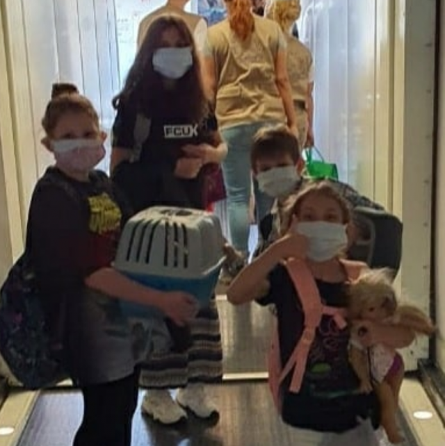 بالفيديو -  أطفال هذا الممثل اللبناني يهاجرون وهو يودّعهم برسالة مؤثرة جداً