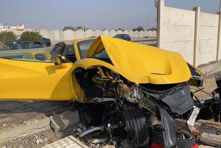 بالصور - إعلامي خليجي يتعرّض لحادث مروّع أثناء تجربته سيارة فارهة