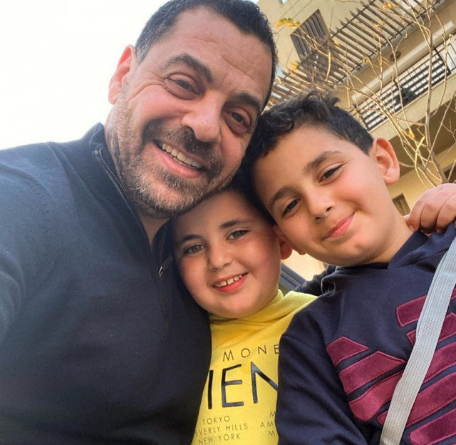 صورة من طفولة طارق العريان تعرضه لهجوم لاذع من محبي أصالة