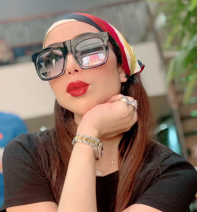 بالصور – انتقادات لدنيا بطمة بسبب ارتدائها سروالاً ضيقاً رغم زيادة وزنها