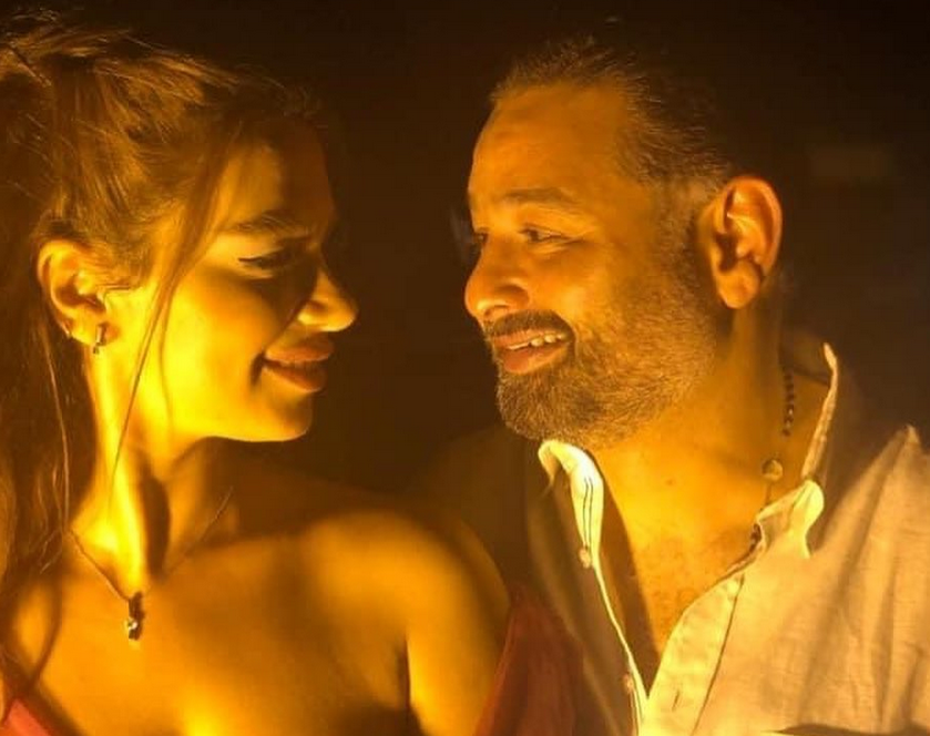 بالصورة – الظهور الأول لأمير شاهين ومنة جاب الله بعد حفل خطوبتهما وجمالها يلفت الأنظار