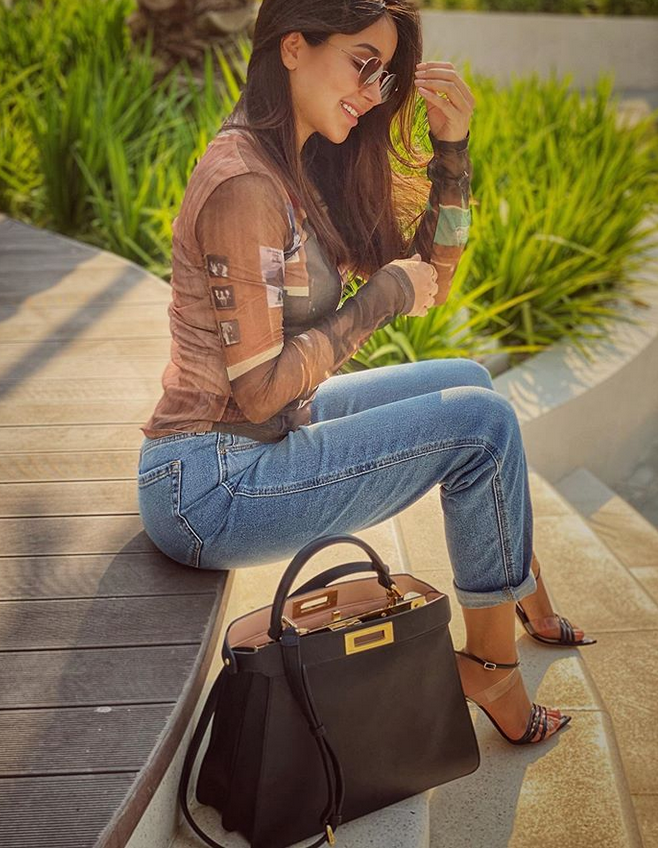 بالصورة – حقيبة اسيل عمران تثير فضول عاشقات الموضة وهذا سعرها