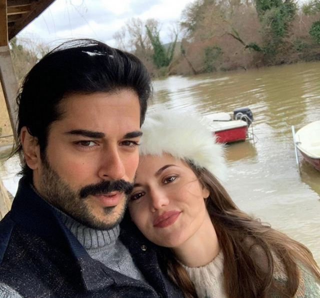 بالصور – كاميرات الباباراتزي تلاحق بوراك أوزجيفيت وفهرية إيفجن وهذا ما التقطته