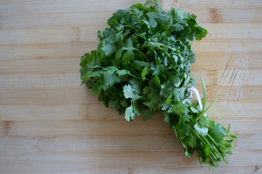 إليك طريقة الملعقة لحفظ الخضار الورقية الخضراء لأسبوعين