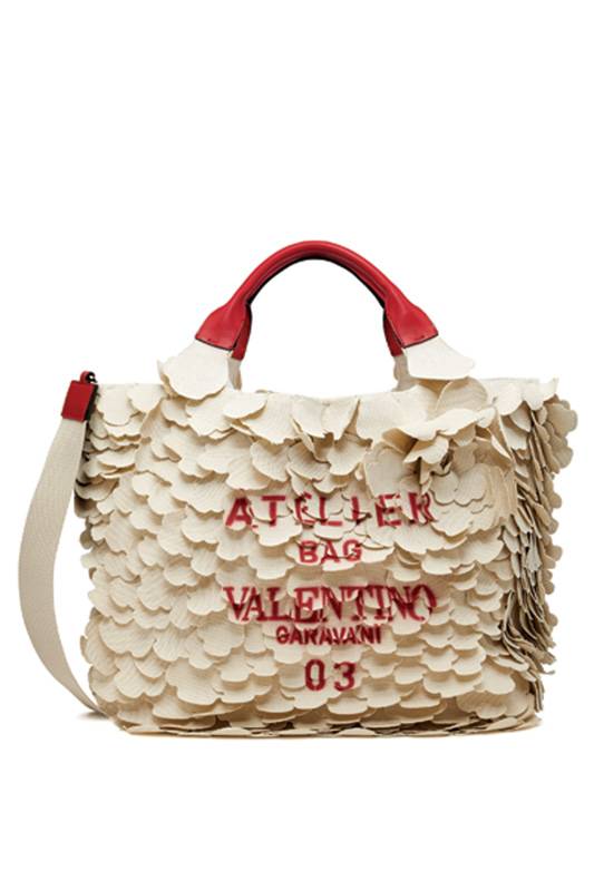 سافري مع حقببة Valentino Garavani Atelier
بإصدار الوردة ROSE