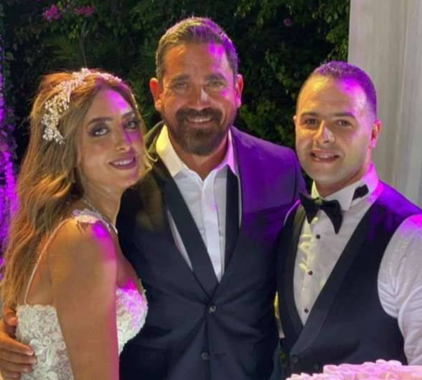 بالصور - أمير كرارة يبكي في زفاف شقيقته