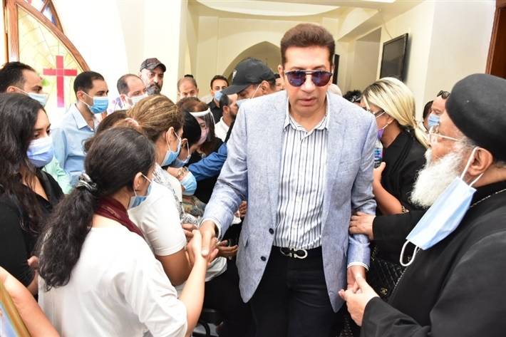 بالصور - حضور ضعيف للفنانين في جنازة المنتصر بالله وانهيار زوجته