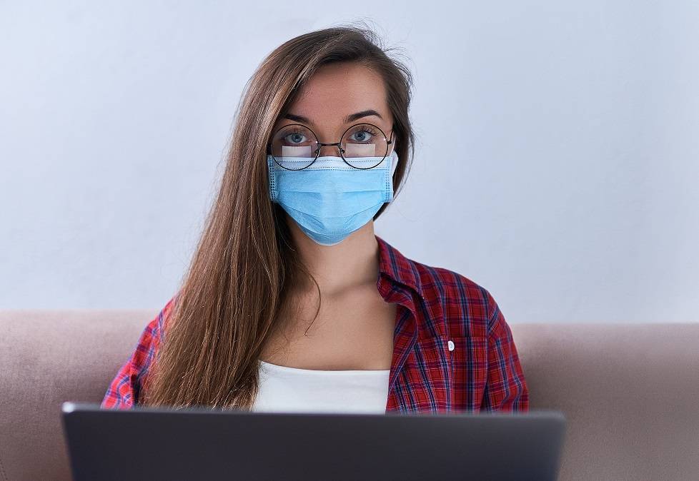 إليكم العلاقة بين وضع النظّارات الطبّية وعدم الإصابة بفيروس كورونا