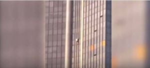 بالفيديو - شاب "سبايدر مان" يتسلق ناطحة سحاب بدون حماية!