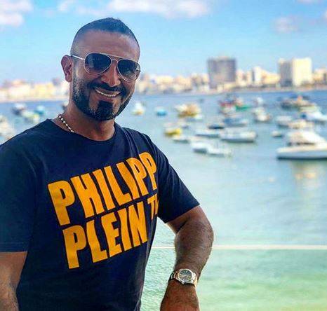 بالصور - طبيب يكشف خضوع أحمد سعد لعمليات تجميل في الوجه