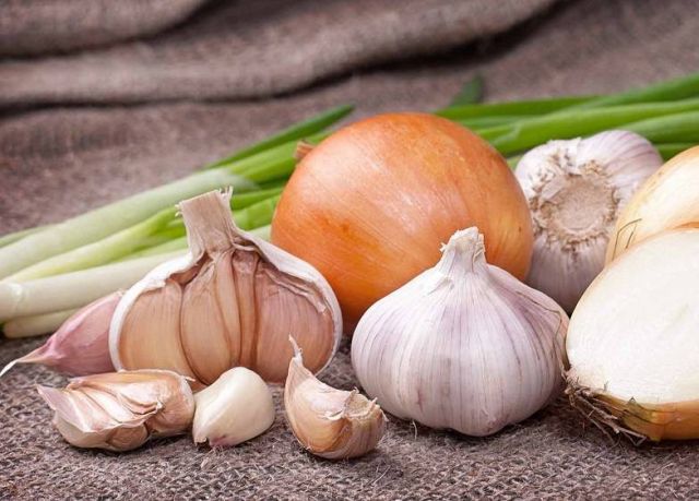 تعلمي أفضل طريقة لحفظ كمية كبيرة من البصل والثوم