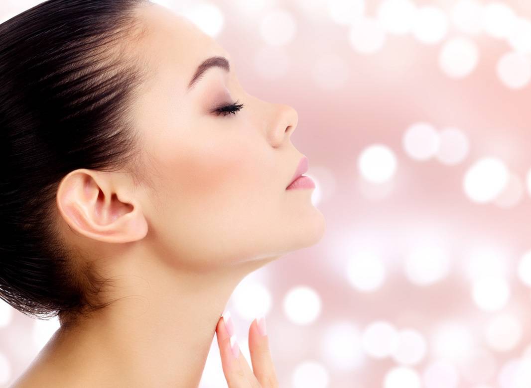 طريقتان سهلتان للحفاظ على بشرة عنق شابة