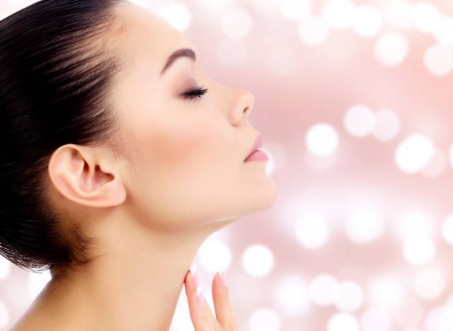 طريقتان سهلتان للحفاظ على بشرة عنق شابة