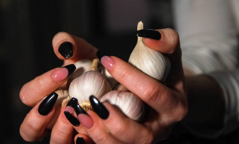 هكذا تستخدمين ماء الثوم لمنع تكسر أظافرك