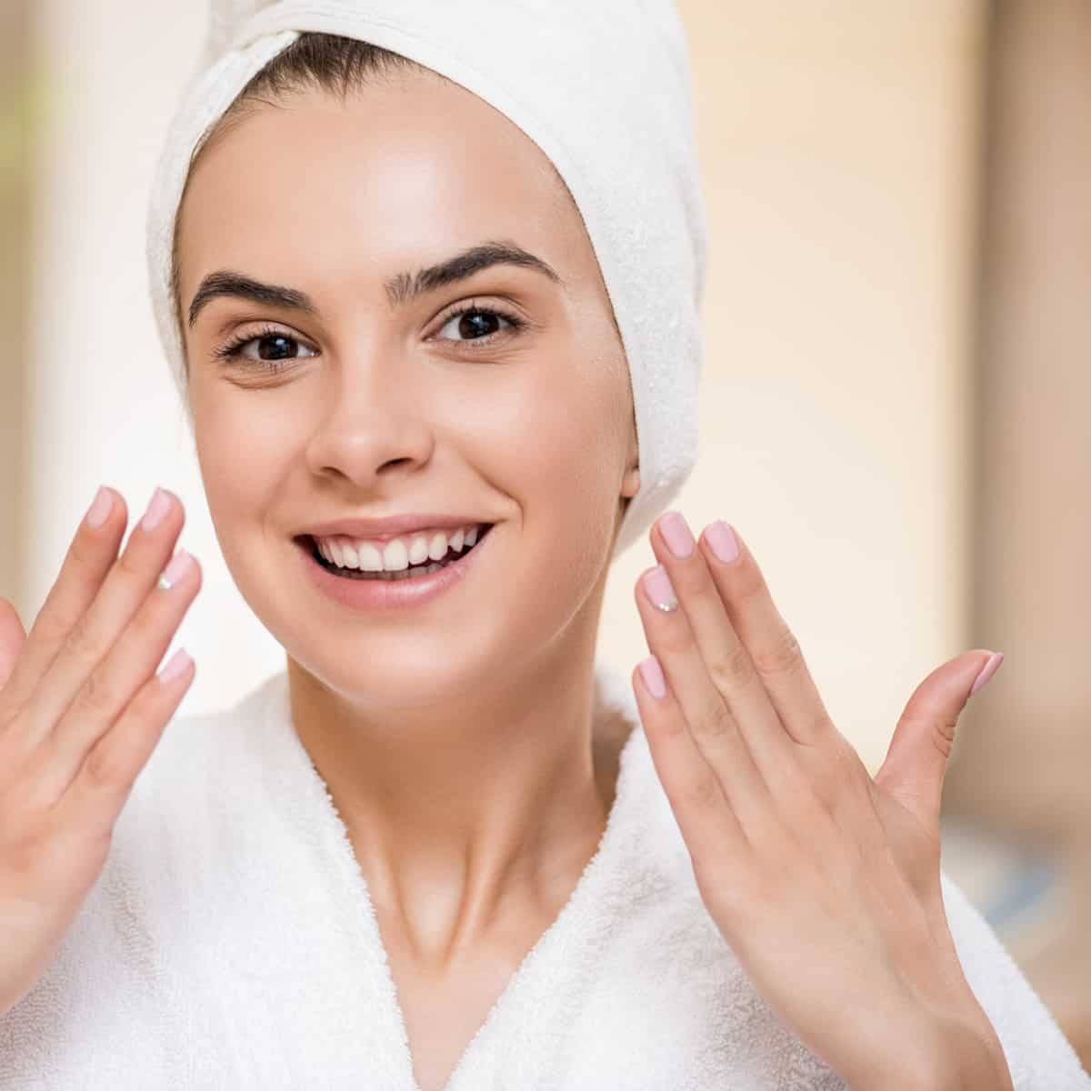 استخدمي السكّر بهذه الطريقة ليصبح صديق بشرتك