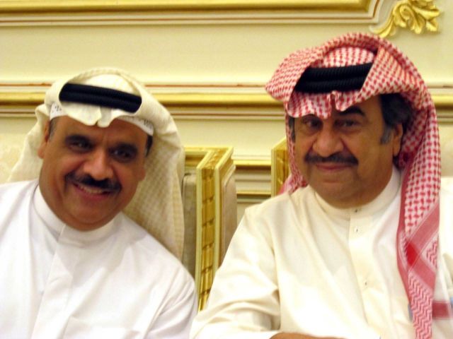 بالفيديو - داوود حسين باكياً أمام قبر عبد الحسين عبد الرضا