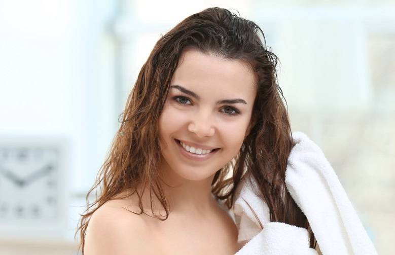 كم مرة يجب أن تغسلي شعرك بحسب نوعه أسبوعياً؟