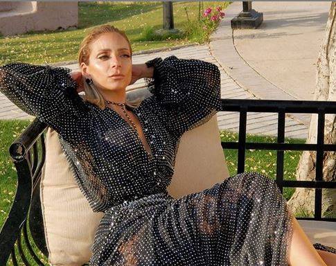 بالصور - ريم البارودي تضج أنوثة بفستان ناري