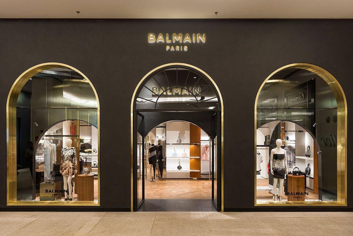 دار Balmain وتناقض الأمل والأزمة في أسبوع الموضة الباريسي