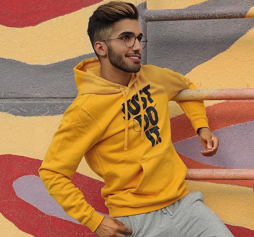 زوج مشاعل الشحّي يثير التساؤلات بصوره مع هذه الشابة الجميلة