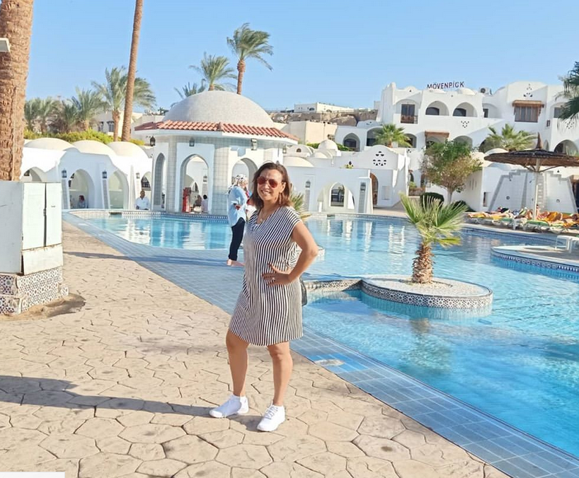 بالفيديو – فنانة مصرية تتعرّض للتنمّر القاسي بسبب حجاب ابنتها وتردّ