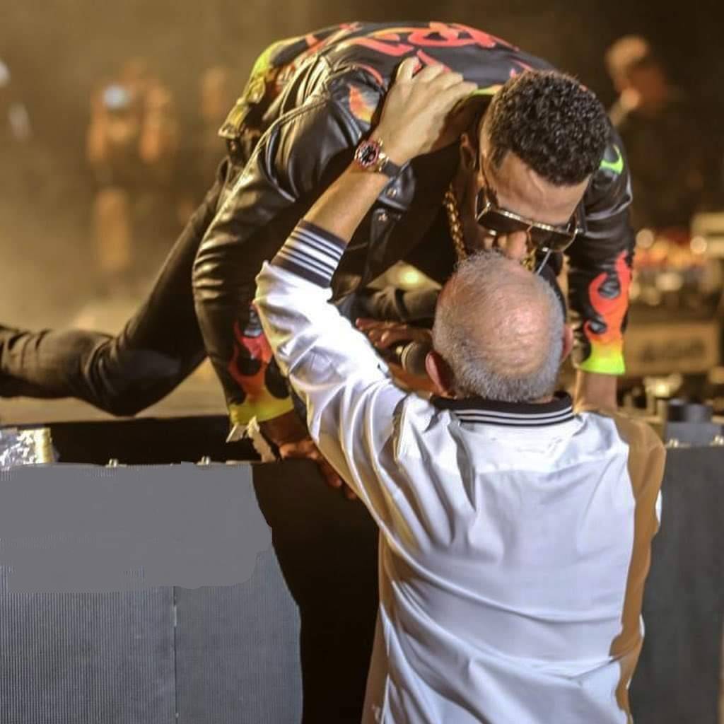 بالفيديو - محمد رمضان يثير ضجة بتقبيله رأس ساويرس.. هذا ما قاله له