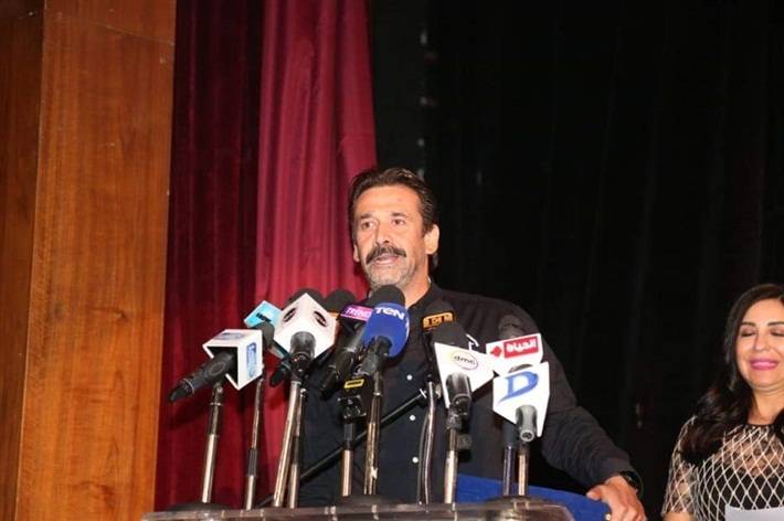 بالصور - بعد تخلّي أمير كرارة عنه... كريم عبد العزيز بشارب في 