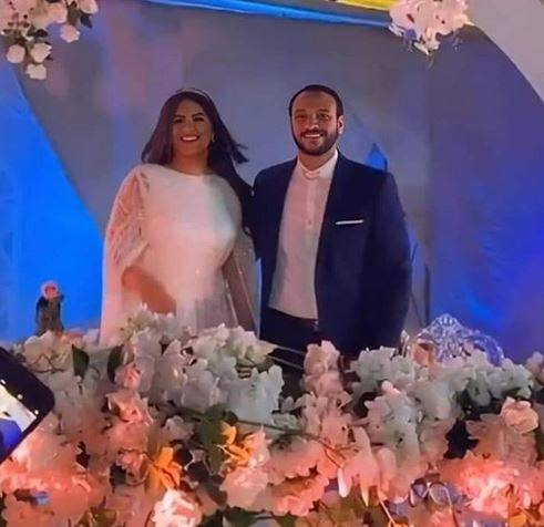 فيديو مؤثر - هاني مهنى يبكي من الفرح خلال عقد قران ابنته