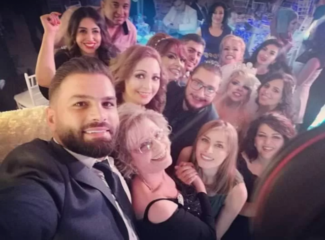 سمر عبد العزيز وعريسها ومدعووهما