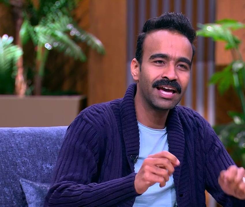 بالفيديو - فنان شاب يطلب الدعاء بعد إصابته ووالدته وزوجته بكورونا