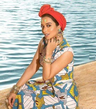 بالصور - بلقيس تصدم الجميع بلون شعرها الجديد... زادها جمالاً