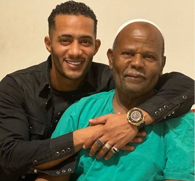 للمرة الأولى محمد رمضان ينشر صورة مع والده...  وهذا ما قاله