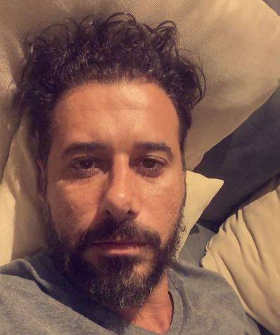 بالصورة - أكسسوار نسائي يضع أحمد السعدني في موقف صعب