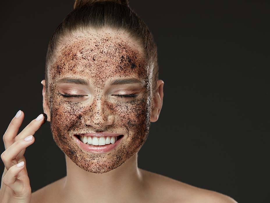 تعلمي طريقة تقشير بشرتك الفعالة بالشاي والقهوة