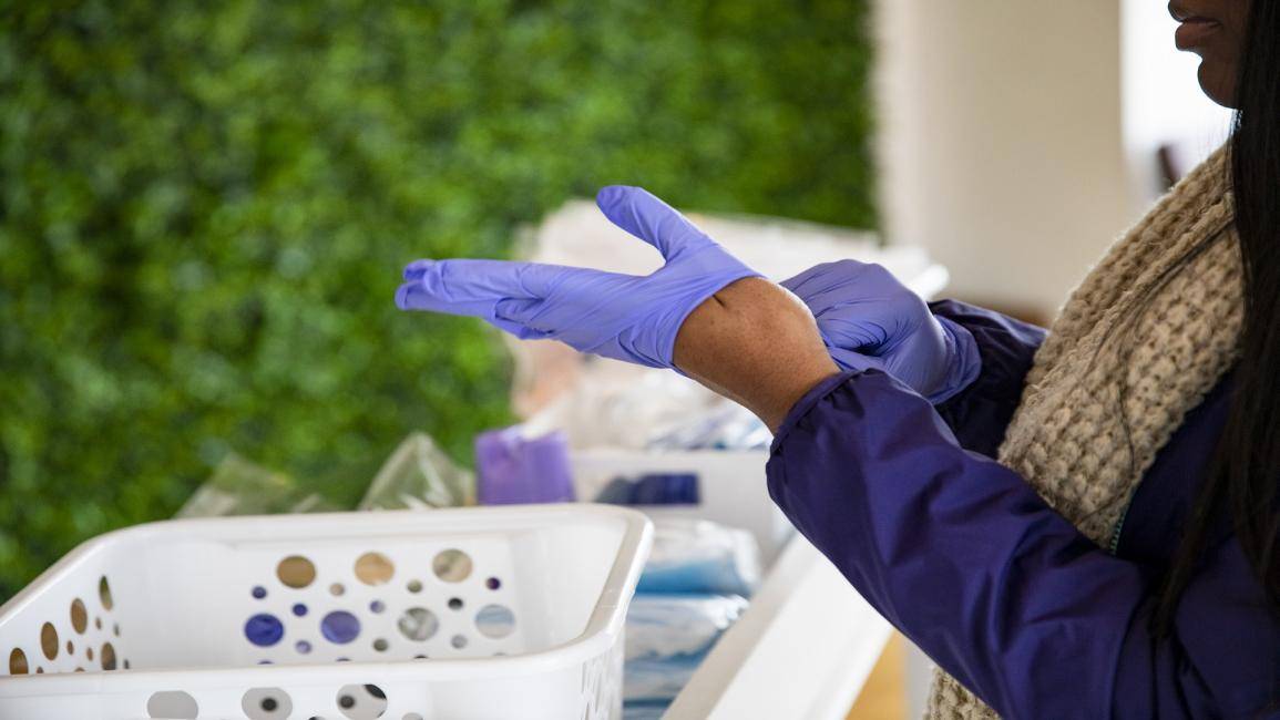 ما ضرورة ارتداء القفازات للحد من إنتشار كورونا؟