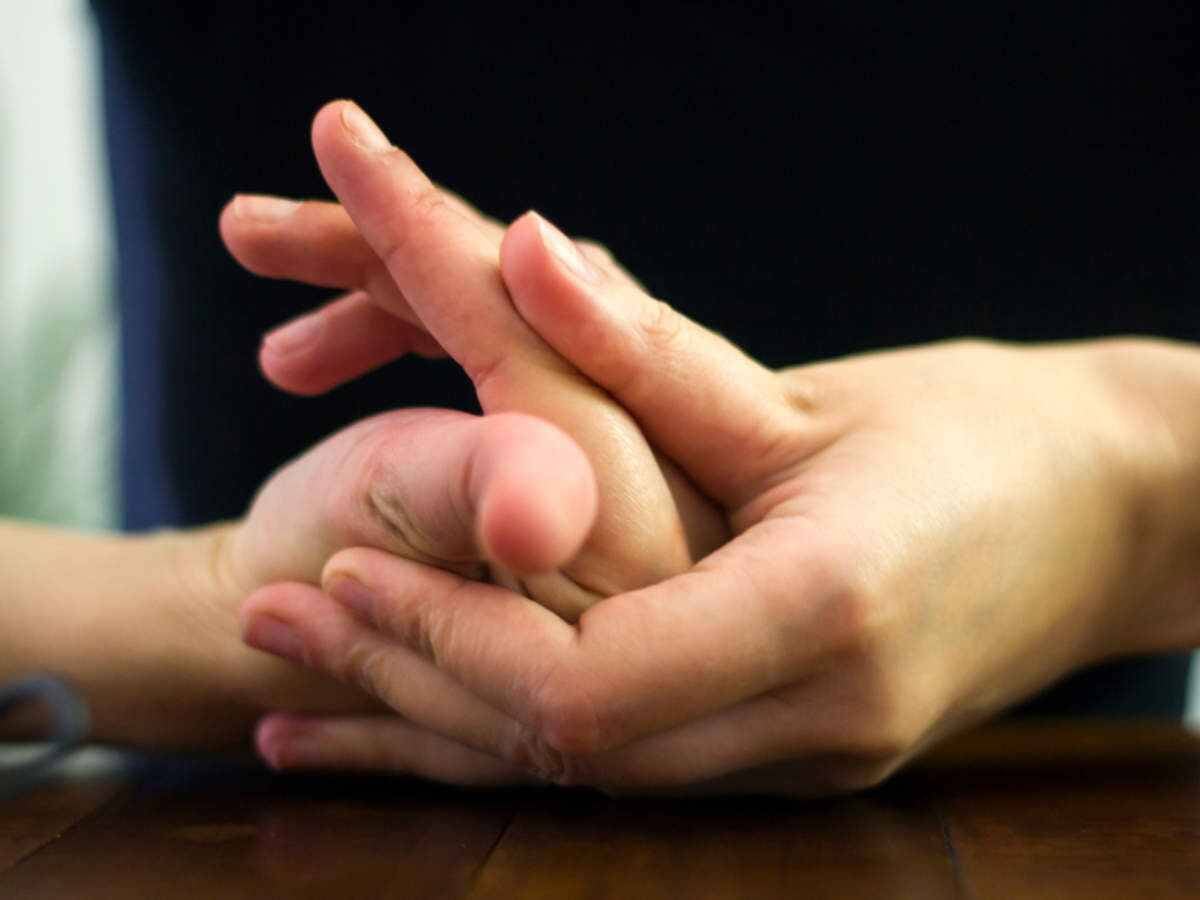 طقطقة أصابع اليدين هل تسبب مشكلة صحية؟ إليكم الإجابة