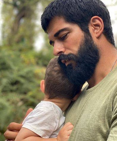 فيديو لبوراك أوزجيفيت وعائلته يُحدث ضجة