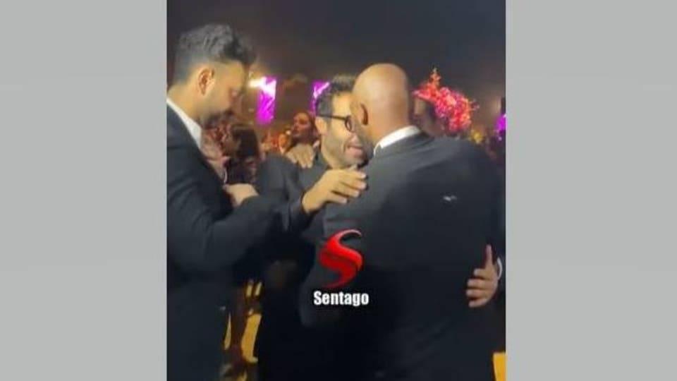 بالفيديو - شجار بين أحمد فهمي ولاعب الزمالك في حفل زفاف