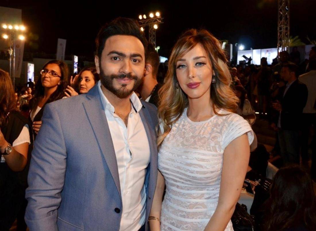 بالفيديو - تامر حسني يحرج معجباً أراد تصوير زوجته بسمة بوسيل