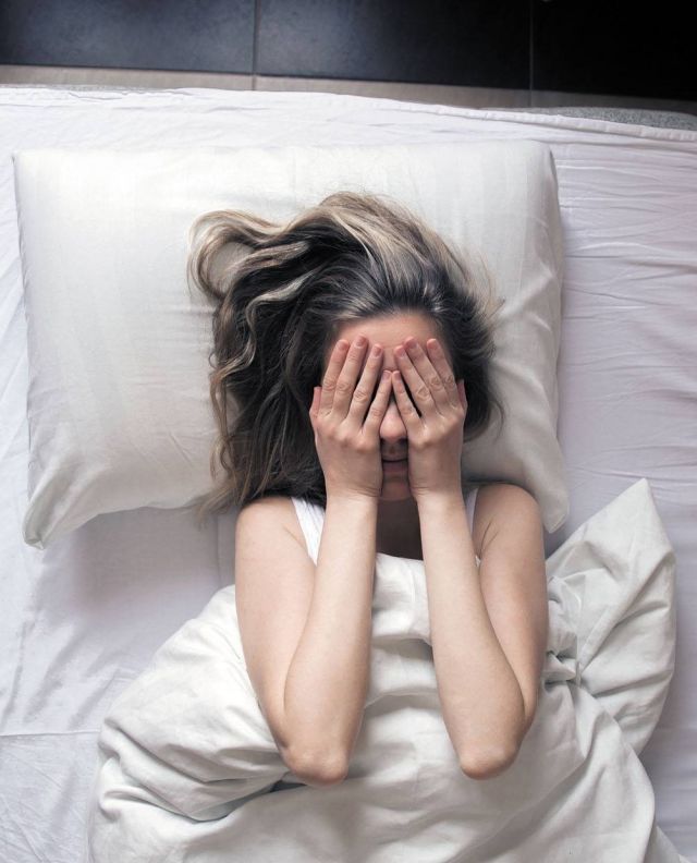 ليست طرق العناية... 3 قواعد لتحافظي على جمالك أثناء نومك